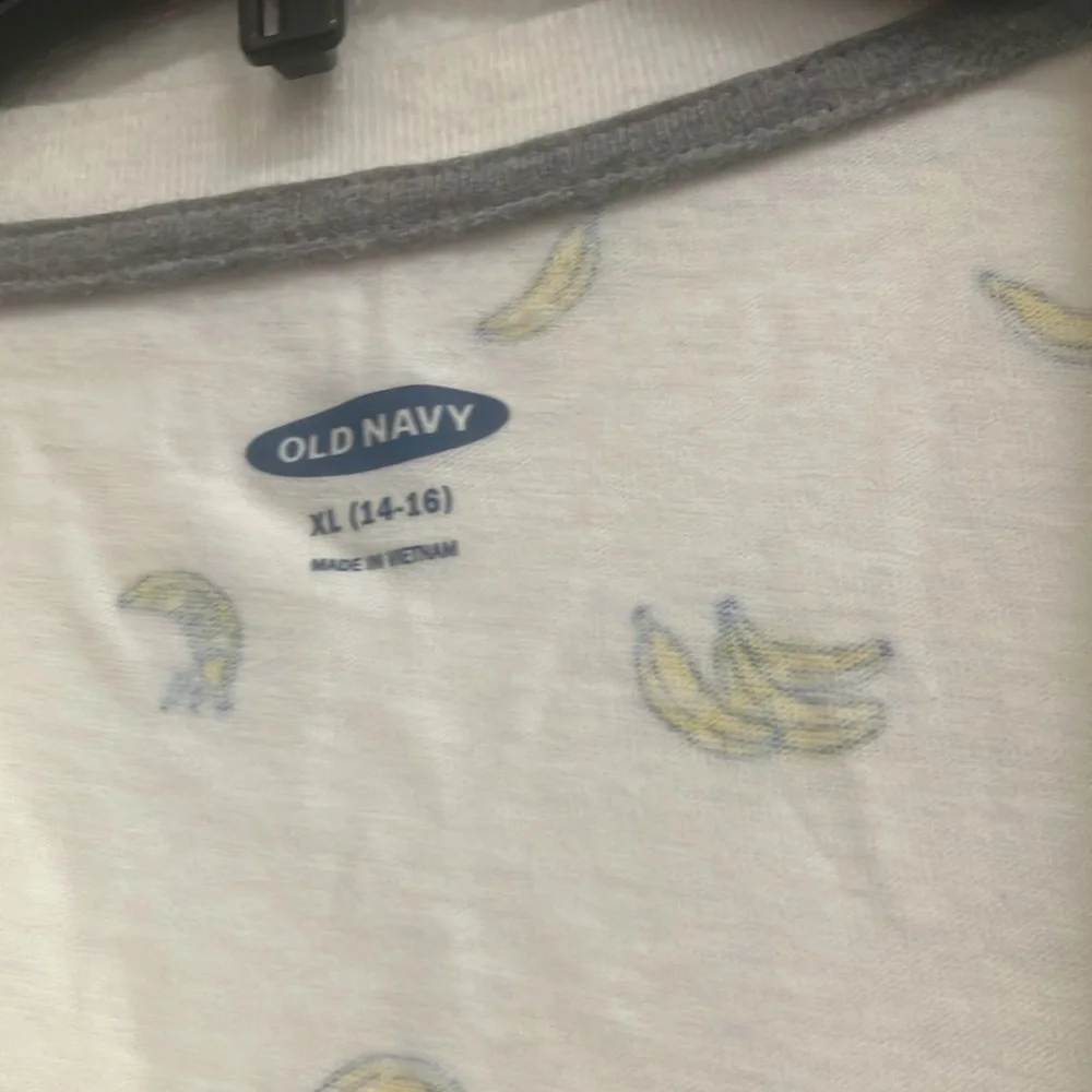 FINAL MARKDOWN Children’s Old navy banana tee xl